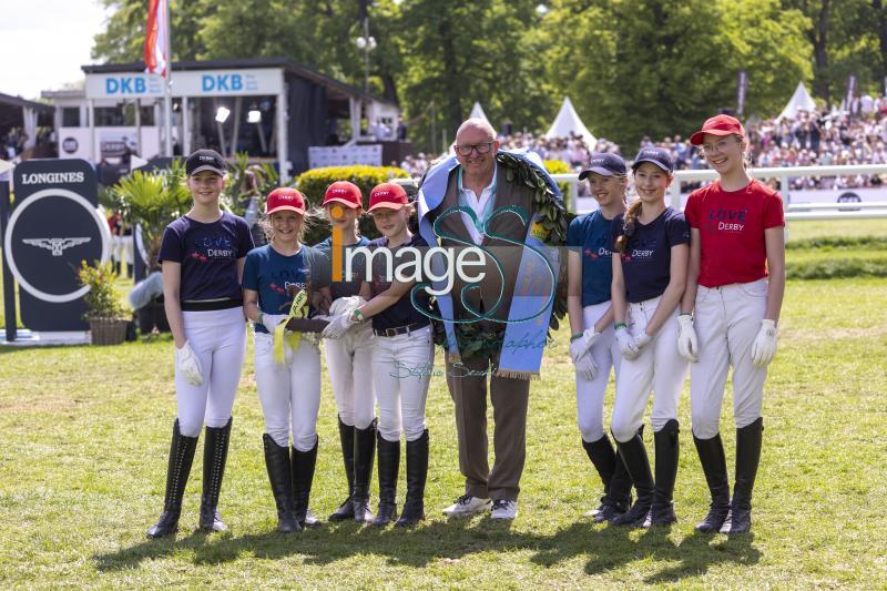 dressage PrizeGiving_Hamburg_20240512_SS350686.jpg